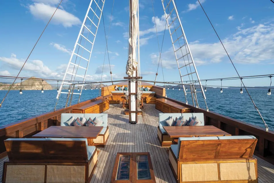 The Maj Oceanic Cruise Phinisi Outdoor Lounge - Komodo Luxury