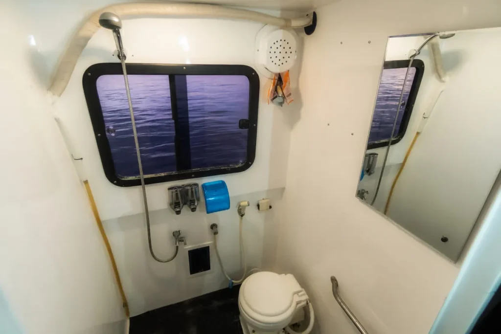 Toilet 2 D2 Speedboat - Komodo Luxury
