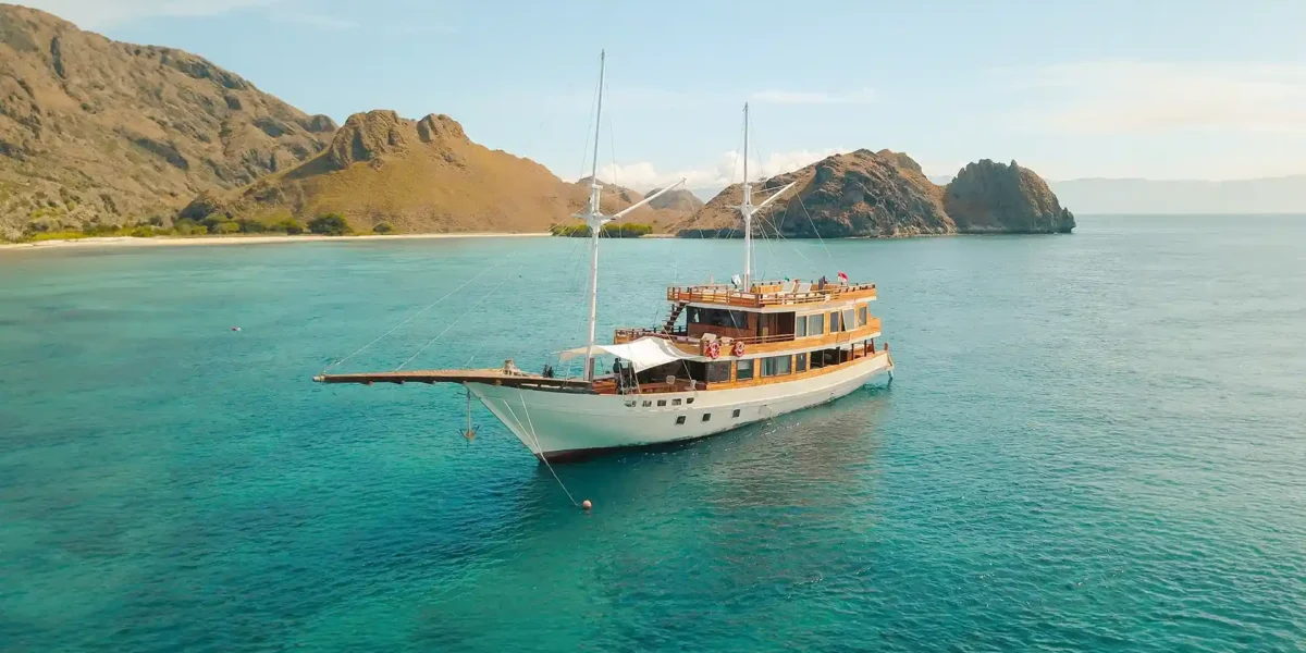 Yumana Yacht Cruise Phinisi Charter by Komodo Luxury