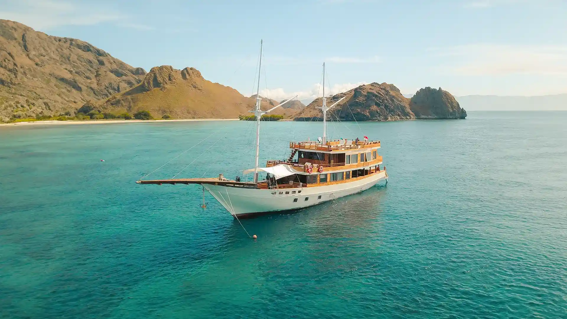 Yumana Yacht Cruise Phinisi Charter by Komodo Luxury