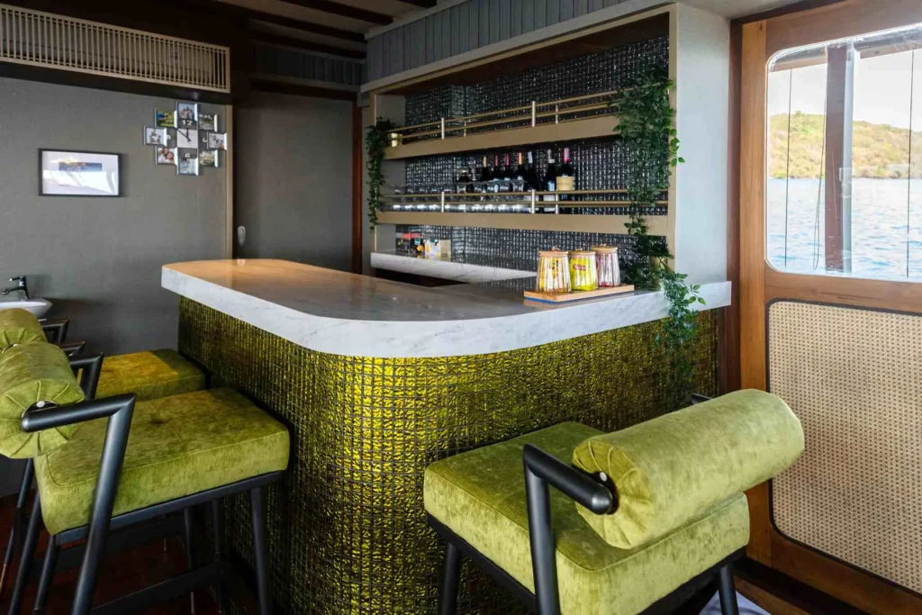 Bar Lounge in Lamain 2 Voyage - Komodo Luxury