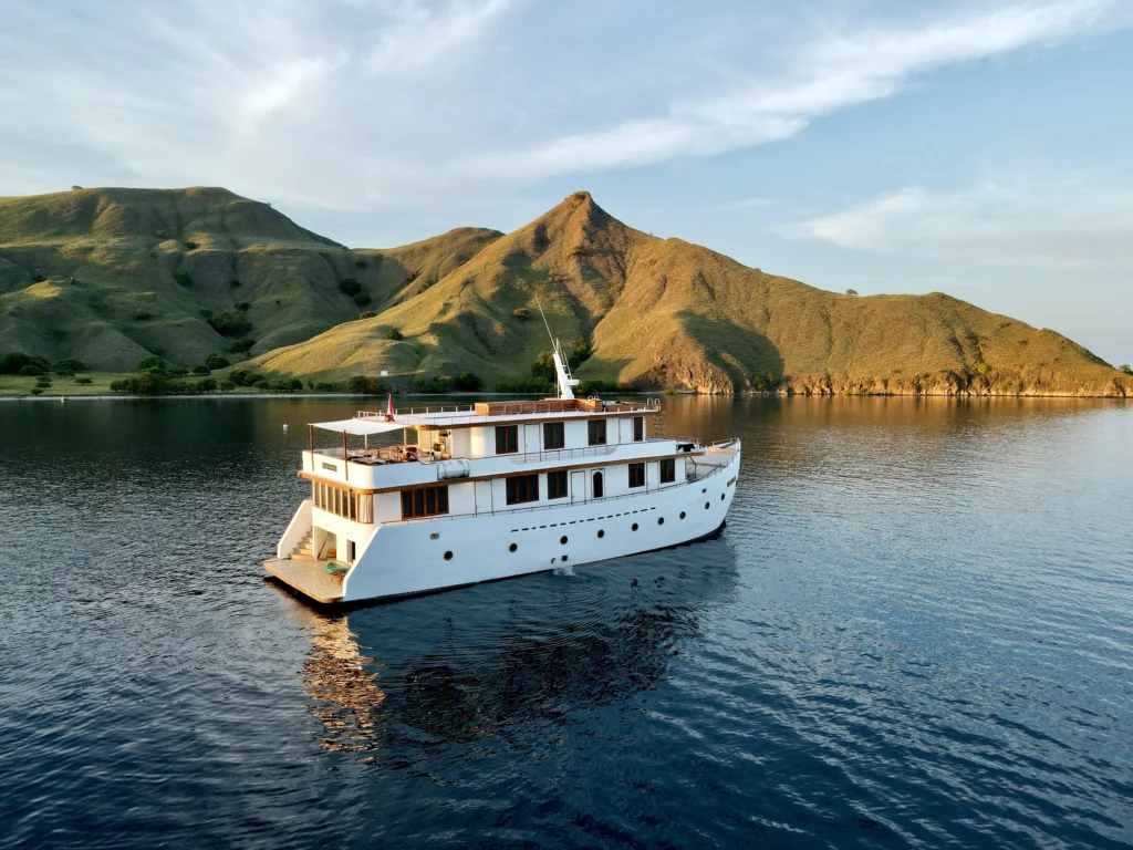 Le Costa Yacht Cruise Exterior - Komodo Luxury