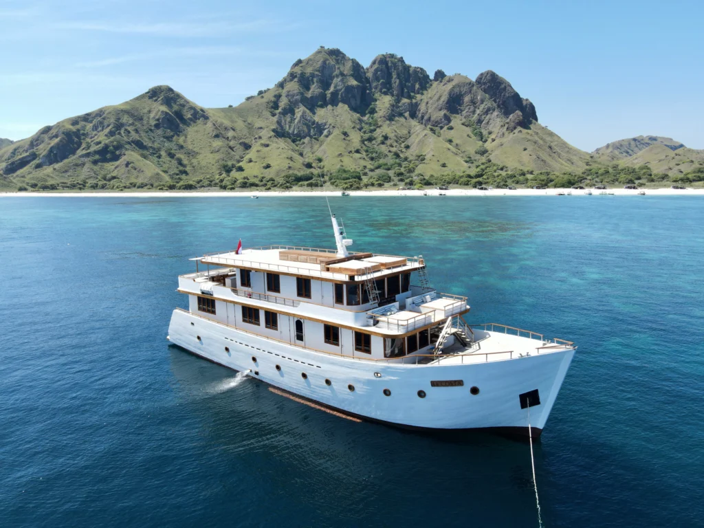 Le Costa Yacht Cruise Exterior - Komodo Luxury