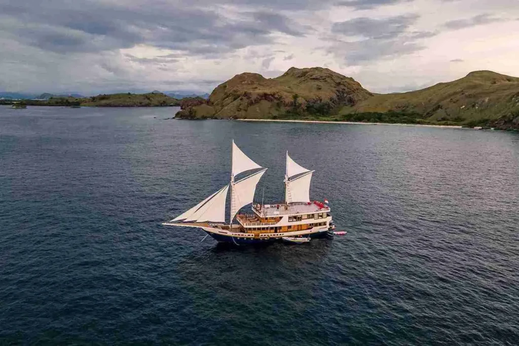 Nusa Kemabara Yacht Cruise Exterior - Komodo Luxury