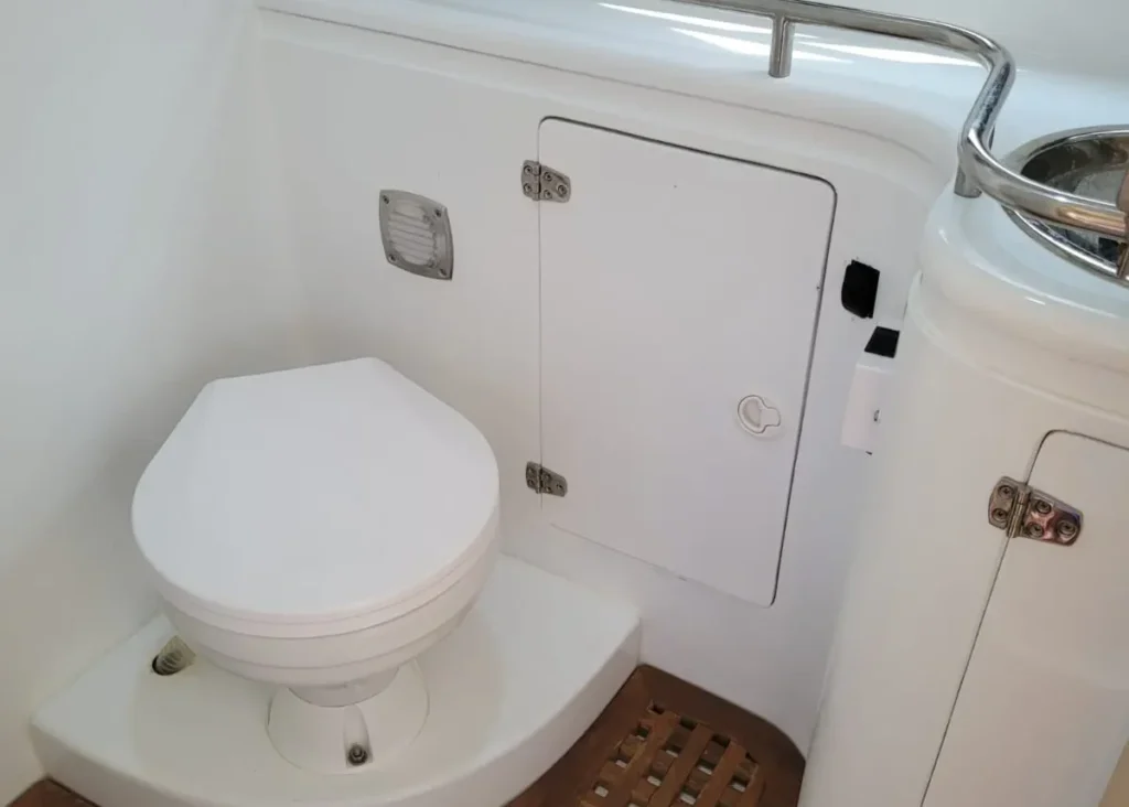 Royal Pesona Speedboat Toilet - Komodo Luxury