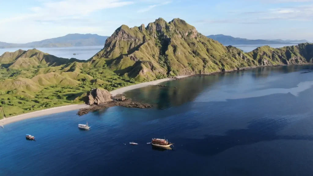 Sailing tour in Komodo National Park