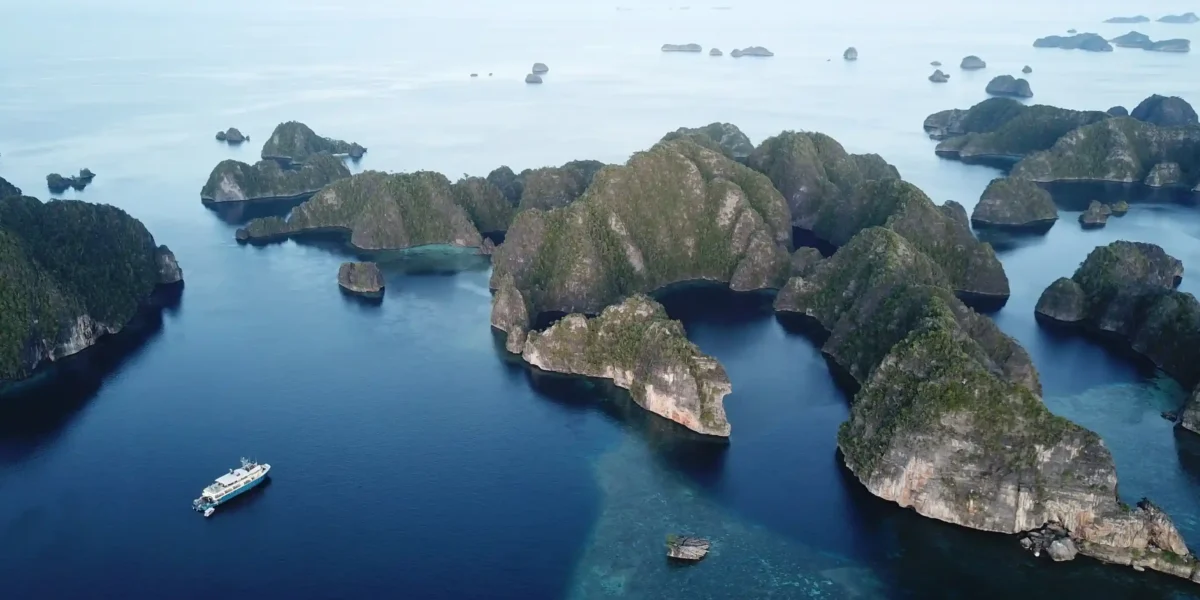 Travel to Raja Ampat on a Liveaboard - KomodoLuxury