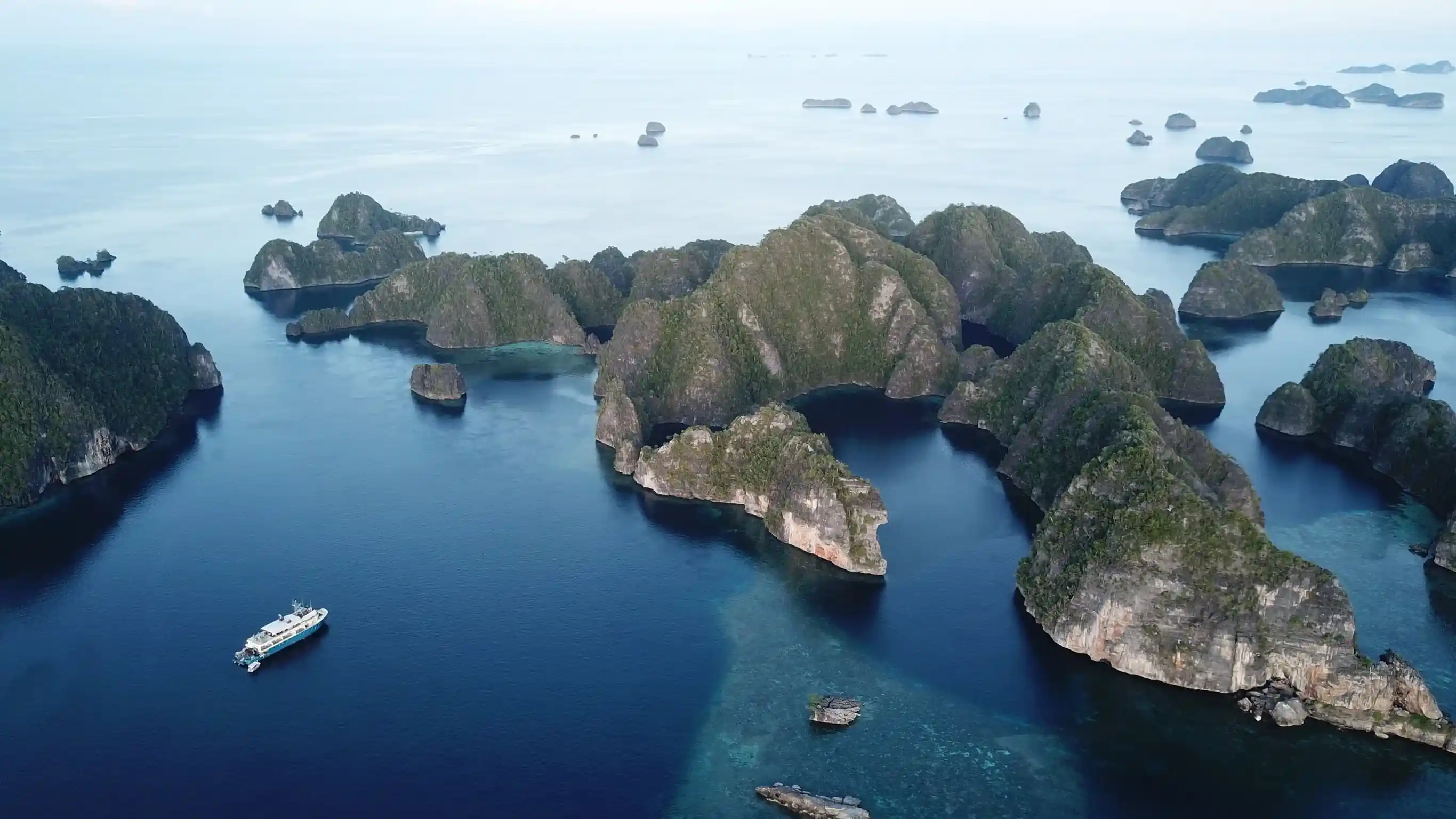 Travel to Raja Ampat on a Liveaboard - KomodoLuxury