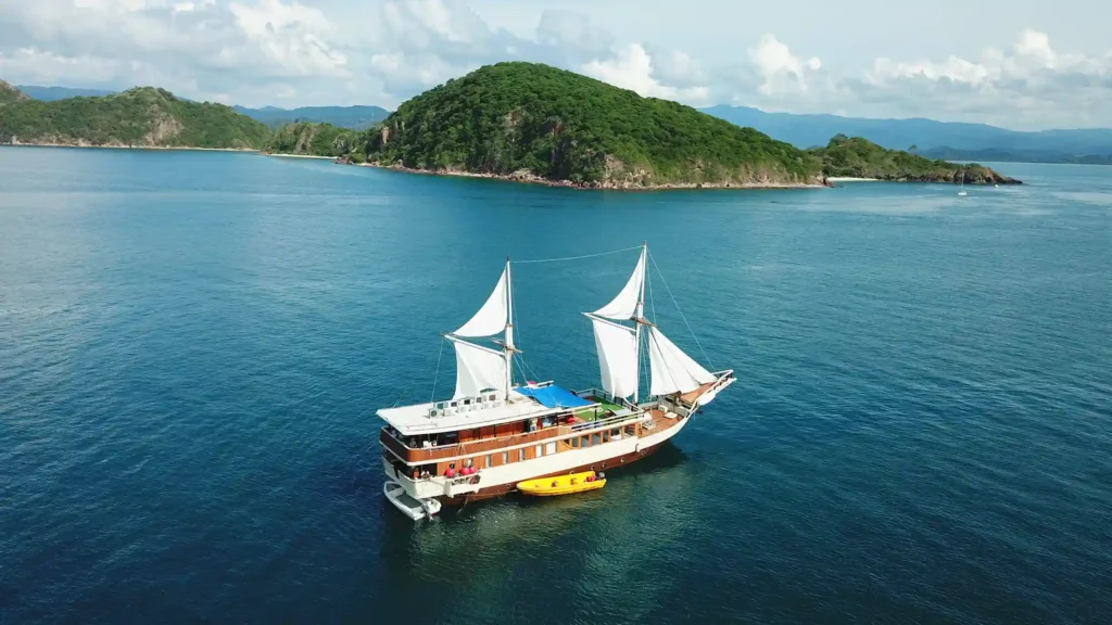 Budi Utama Cruise Phinisi | Sailing | Komod National Park | Komodo Luxury