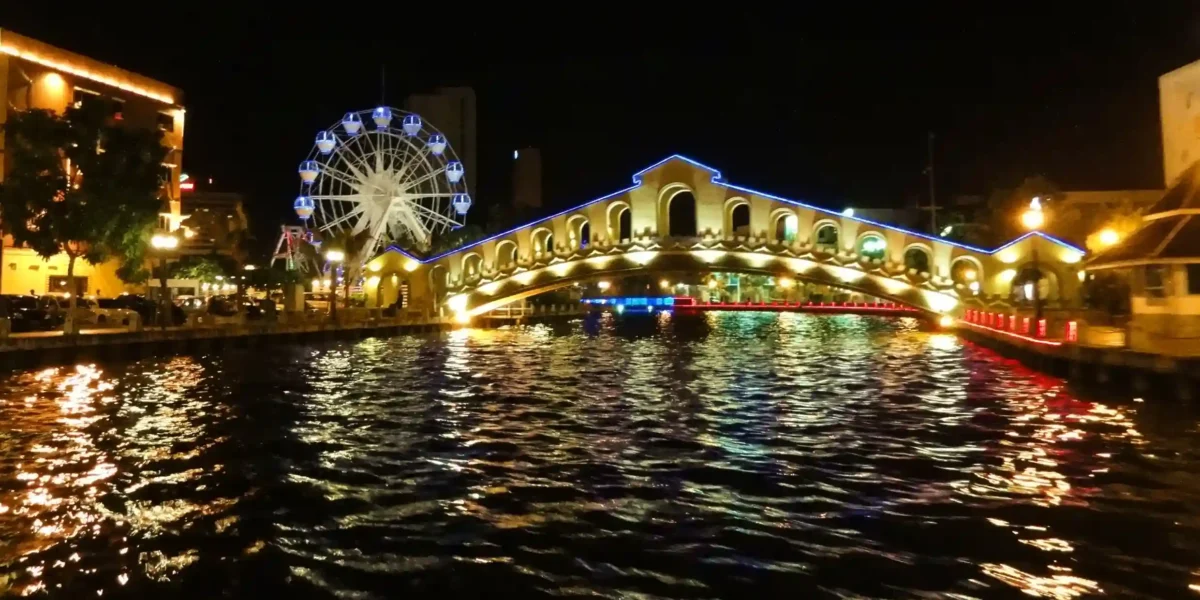 Melaka River Cruise (source: wikimedia)