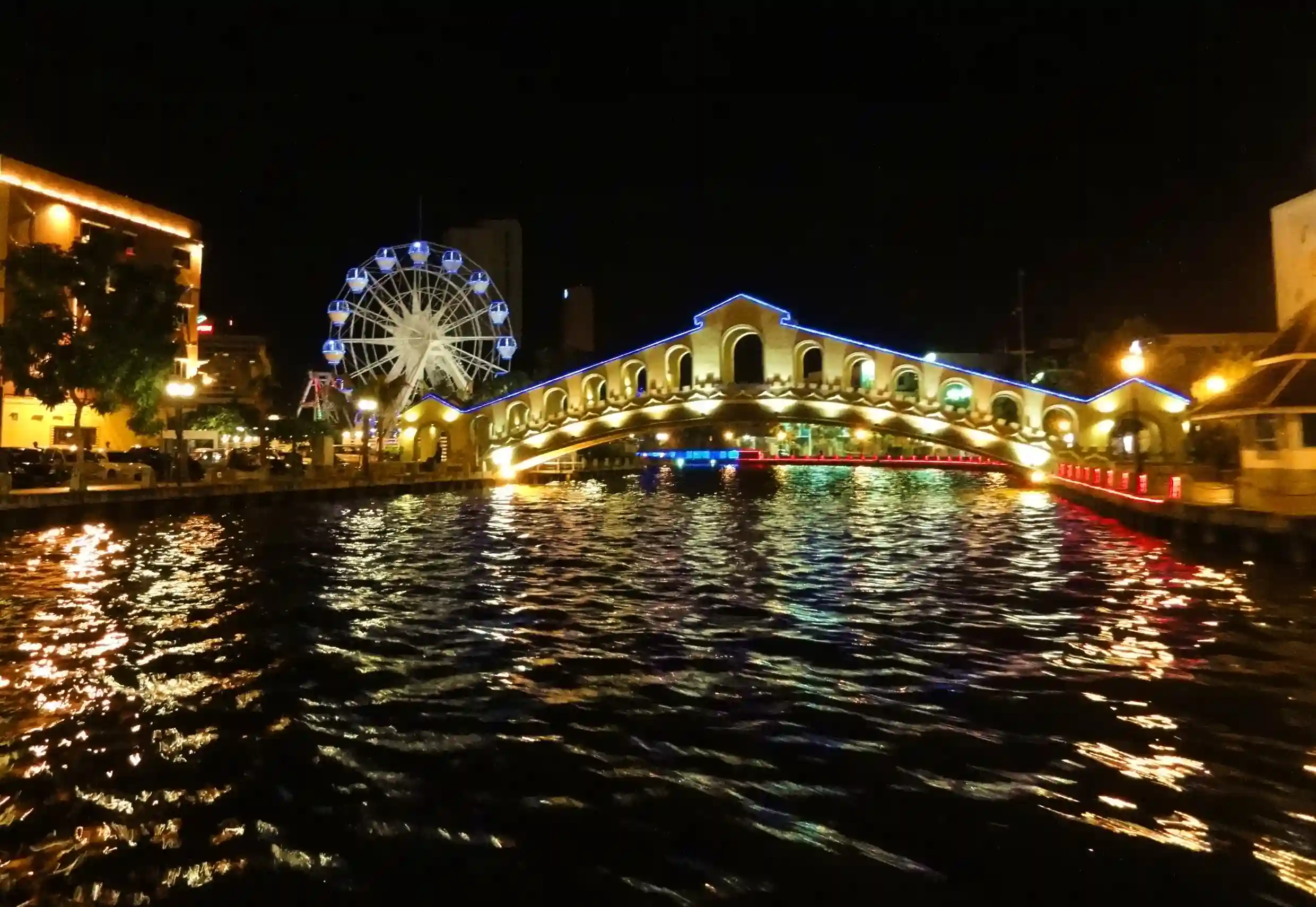 Melaka River Cruise (source: wikimedia)