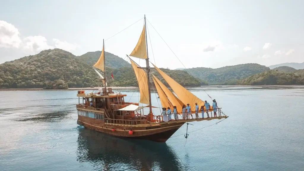 NK Jaya Phinisi Cruise | Boat Charter | Komodo National Park | Komodo Luxury