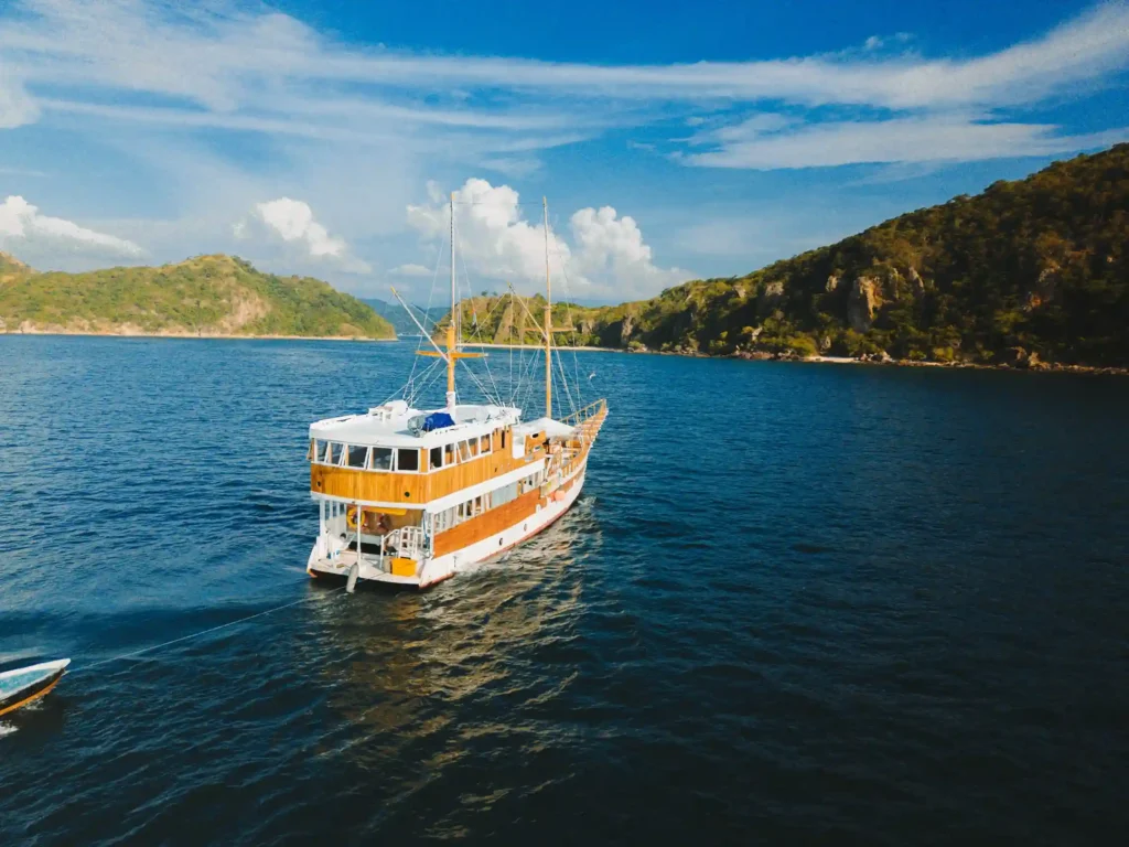 NK Jaya Phinisi Cruise | Boat Charter | Komodo National Park | Komodo Luxury