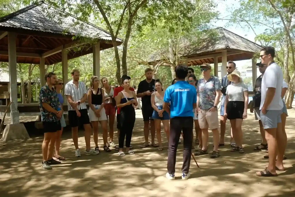 Komodo ranger with guests - Komodo Luxury