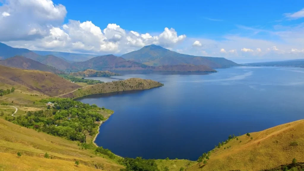 Lake Toba in Sumatra (source: wikimediacommons)