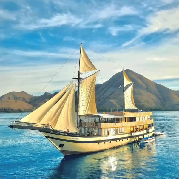 Lamborajo 3 Yacht Cruise Phinisi Charter by Komodo Luxury