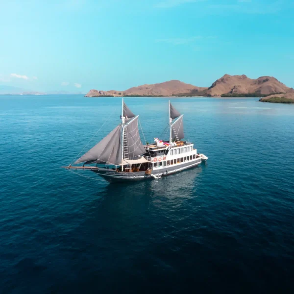 Semesta Voyage Cruise Phinisi Boat | Komodo Luxury