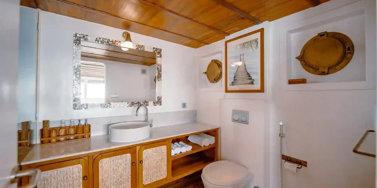 Cabin 4 Bathroom | Rascal Voyages Yacht Phinisi | Komodo Luxury