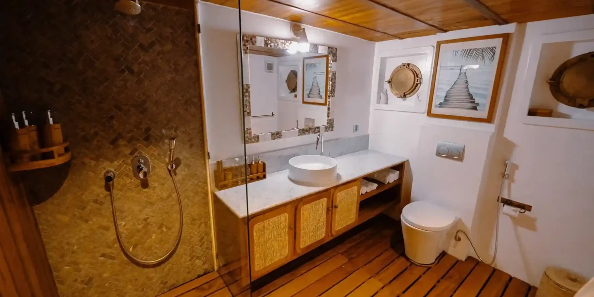 Master Cabin Bathroom | Rascal Voyages Yacht Phinisi | Komodo Luxury