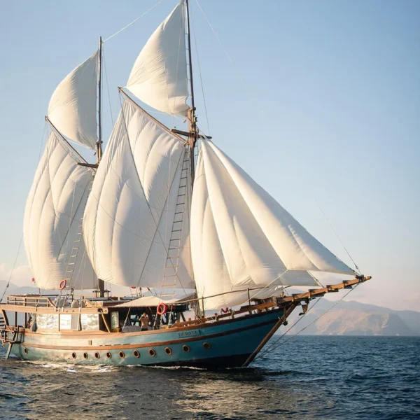 Dewata Liveaboard by Komodo Luxury