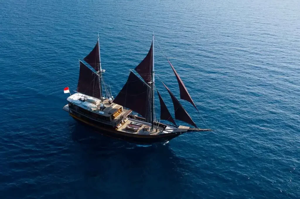 Dunia Baru Cruise Voyage Phinisi | Raja Ampat | Komodo Luxury