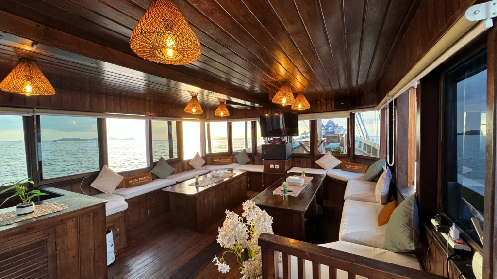 Lounge on Radea Cruise Voyage Phinisi | Komodo National Park | Komodo Luxury