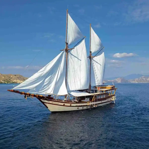 Nataraja Liveaboard by Komodo Luxury