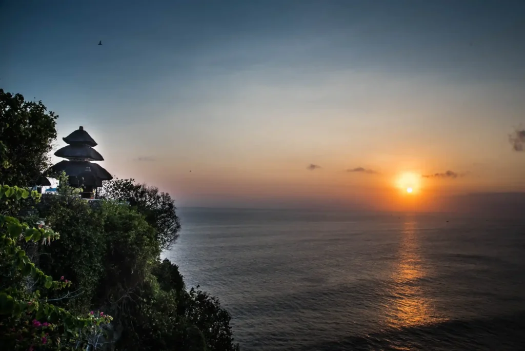 Sunset at Uluwatu Temple (source: pixahive)