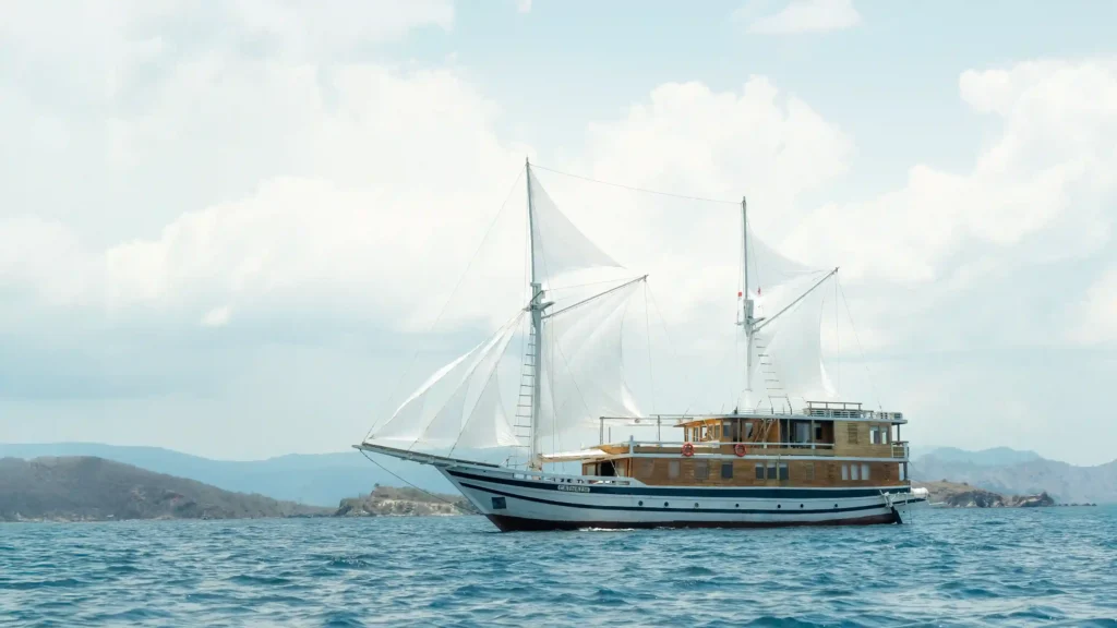 Catnazse Liveaboard Cruise | Komodo Tour | Komodo Luxury