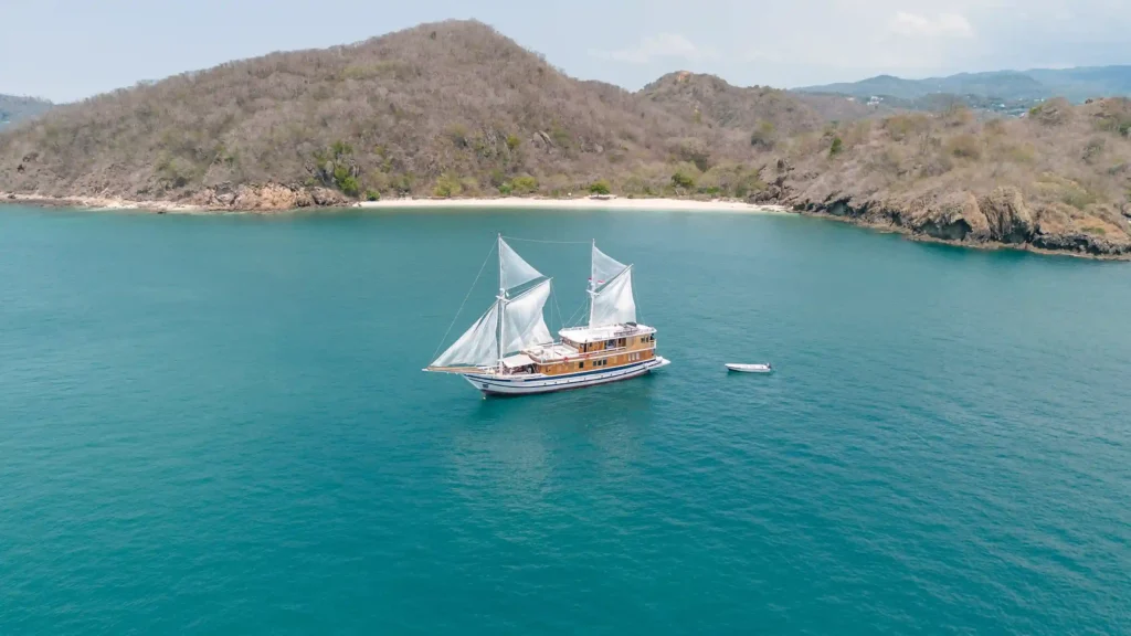 Catnazse Liveaboard Boat Charter | Komodo Tour | Komodo Island Tour | Komodo Luxury