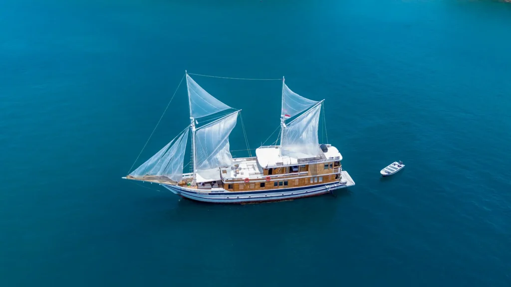 Catnazse Liveaboard Boat Charter | Komodo Tour | Komodo Island Tour | Komodo Luxury