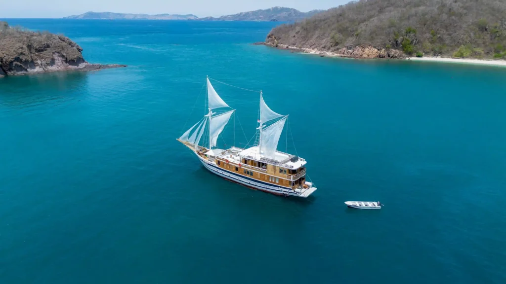 Catnazse Liveaboard Boat Charter | Komodo Tour | Komodo Island Tour | Komodo Luxury