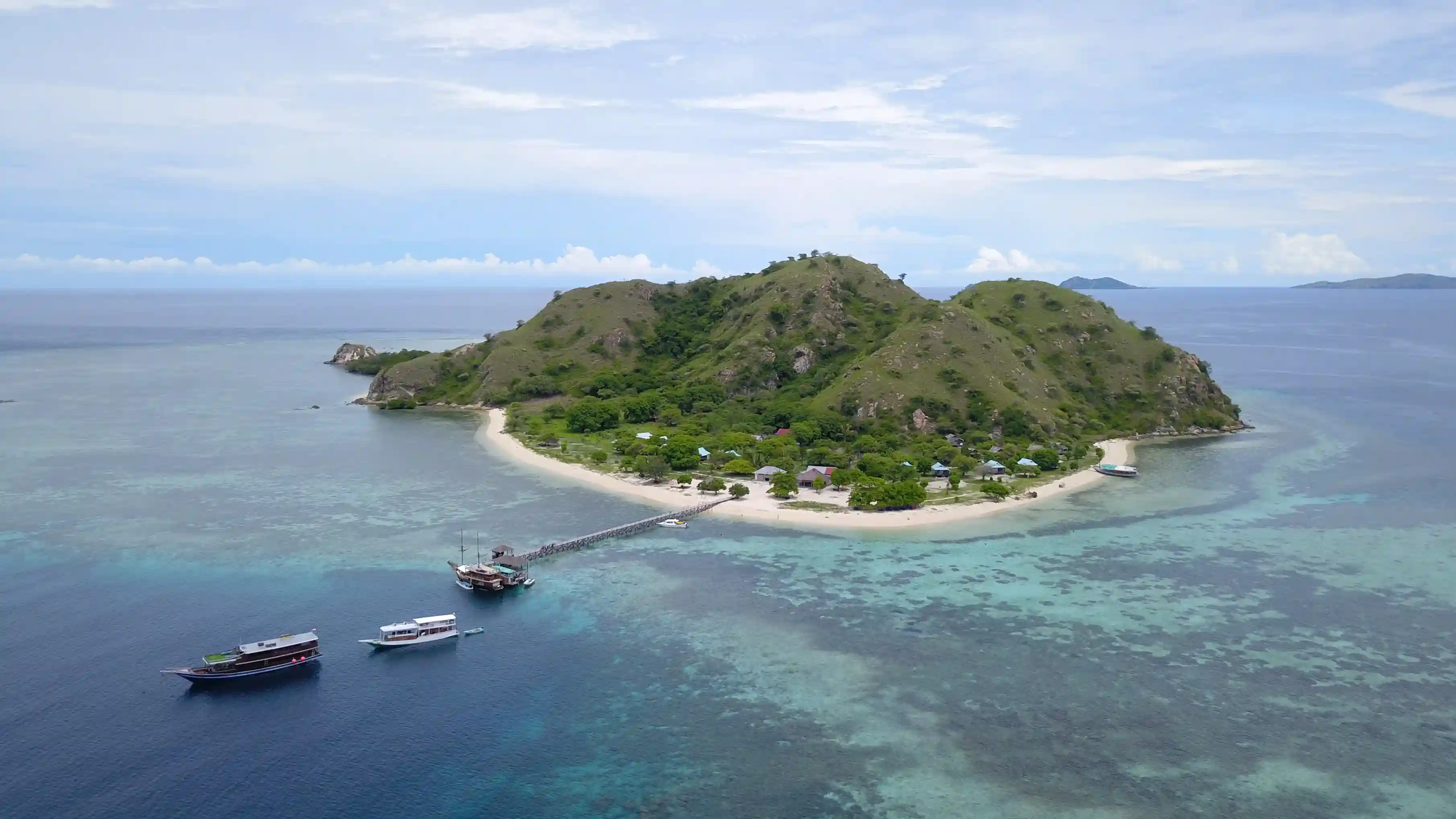 Kanawa Island on Komodo National Park | Komodo Island | Labuan Bajo | Komodo Luxury