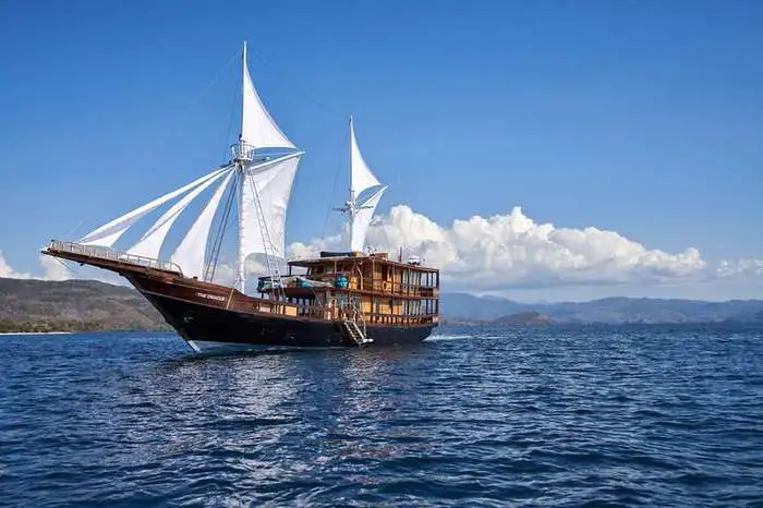 The Oracle Liveaboard | Raja Ampat| Komodo Luxury