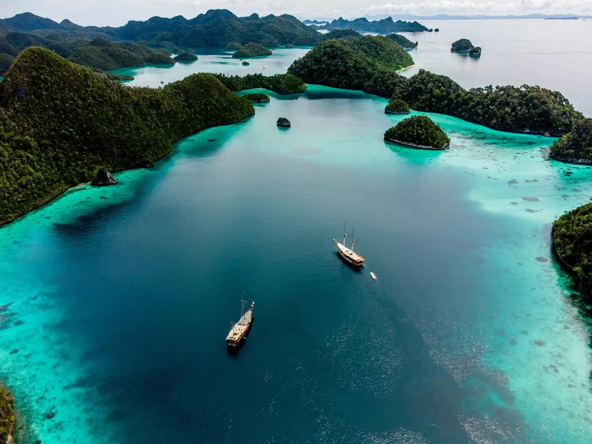 Raja Ampat Liveaboard | Diving | Snorkeling | Boat Charter | Komodo Luxury