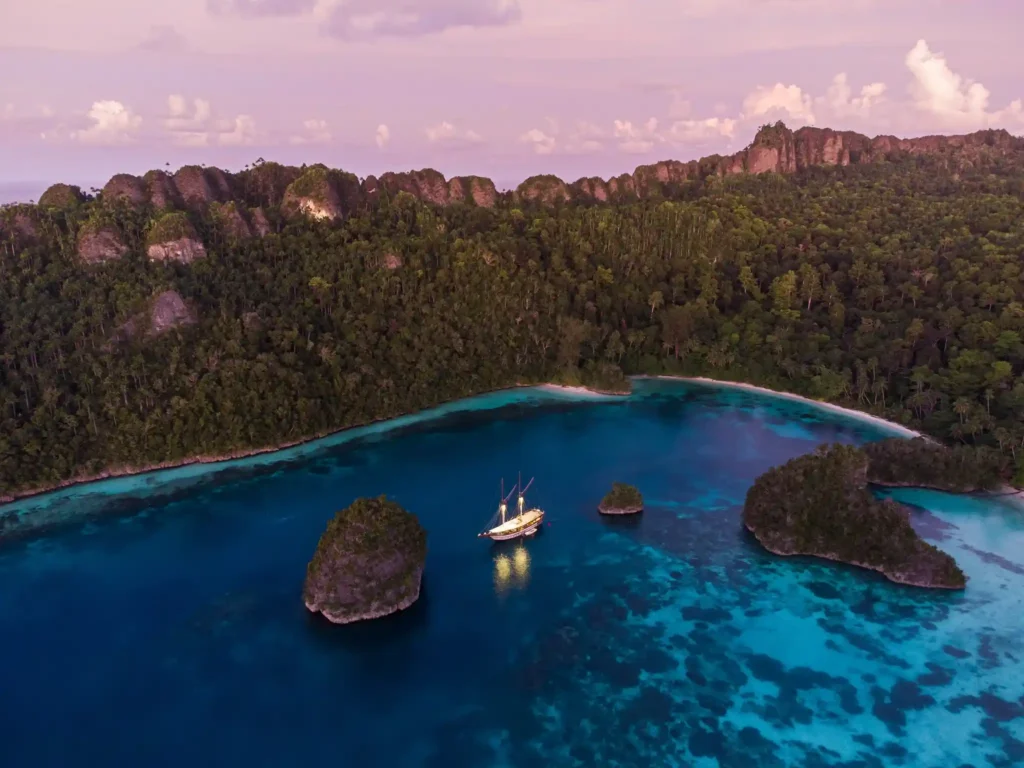 Raja Ampat Liveaboard | Diving | Snorkeling | Boat Charter | Komodo Luxury