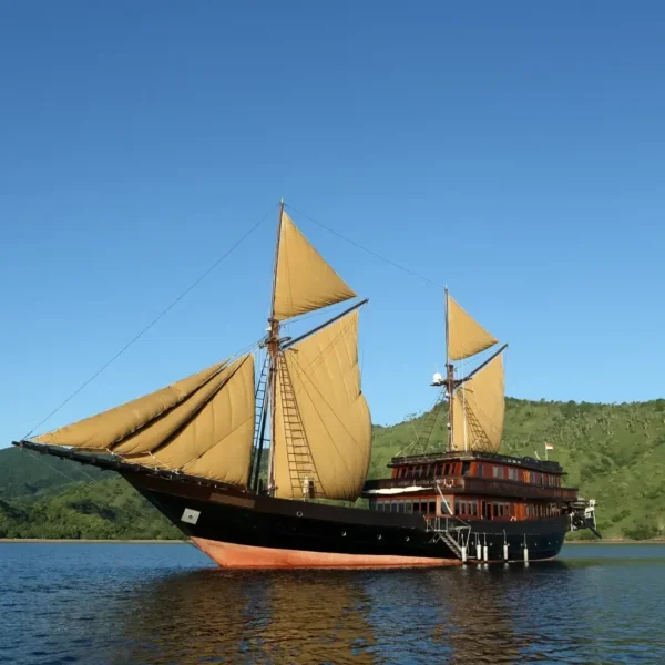 Alila Purnama Cruise Phinisi Liveaboard | Komodo Luxury