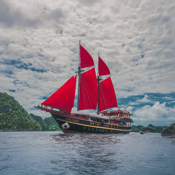 Calico Jack Liveaboard Phinisi Cruise Boat Charter | Komodo Luxury