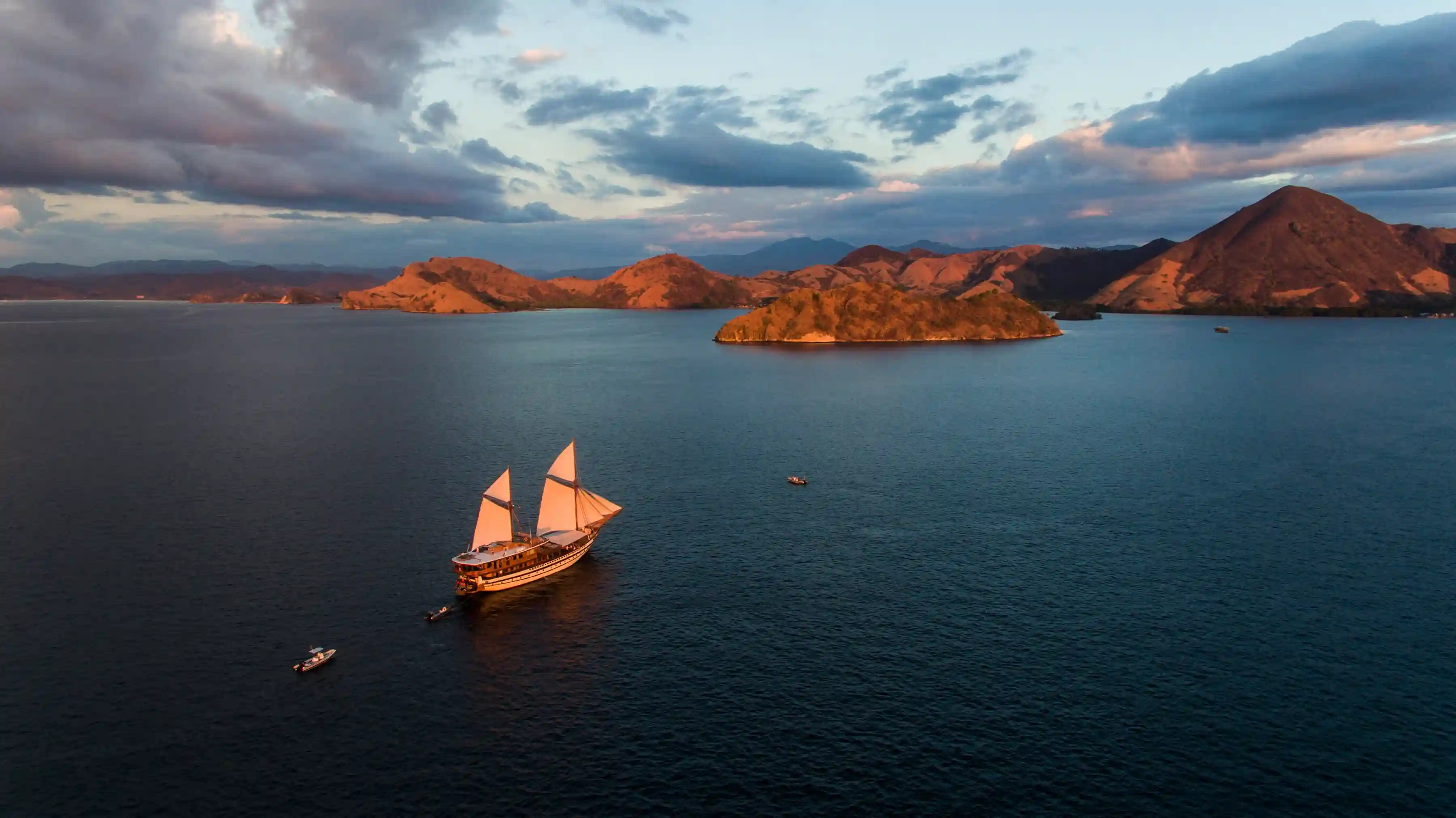 A phinisi liveaboard under way between the islands of Komodo National Park